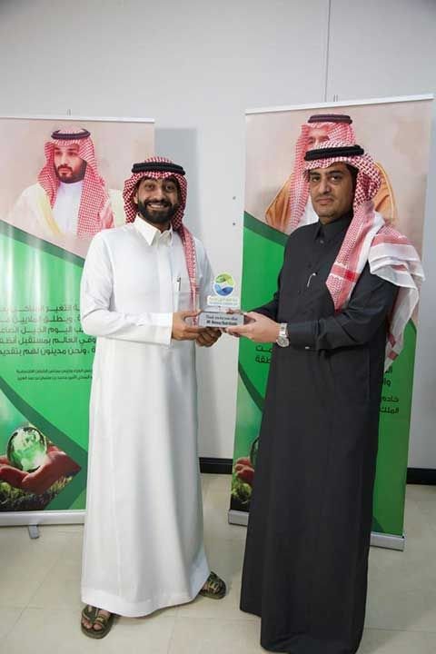 2 أعضاء الفريق يحملون جائزة