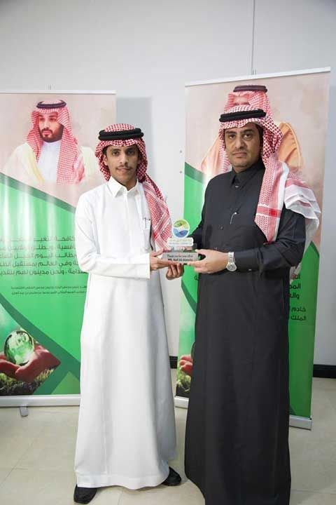 2 أعضاء الفريق يحملون جائزة